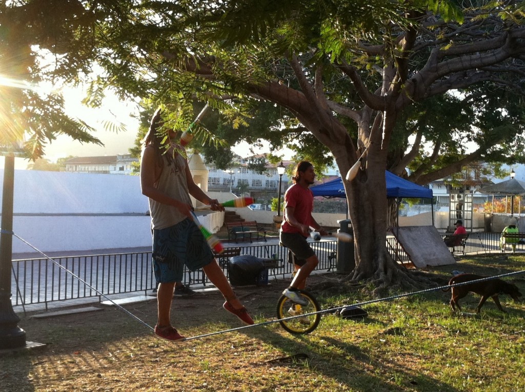 Circus artists at Plaza Francia