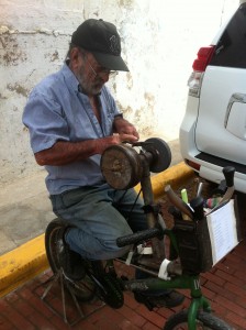 Sharpening knives Casco Viejo