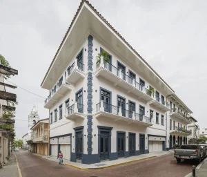 FULLY RESTORED COMMERCIAL BUILDING, CONVERTIBLE IN APARTMENTS