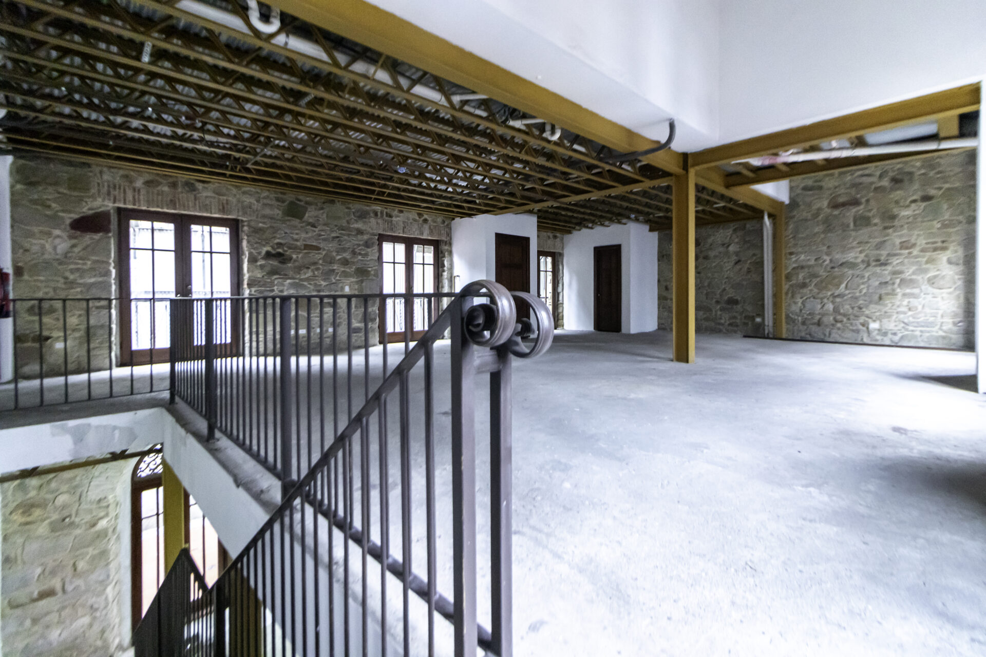 For Rent: Bright & Spacious Two-Level Commercial Space – Santa Ana